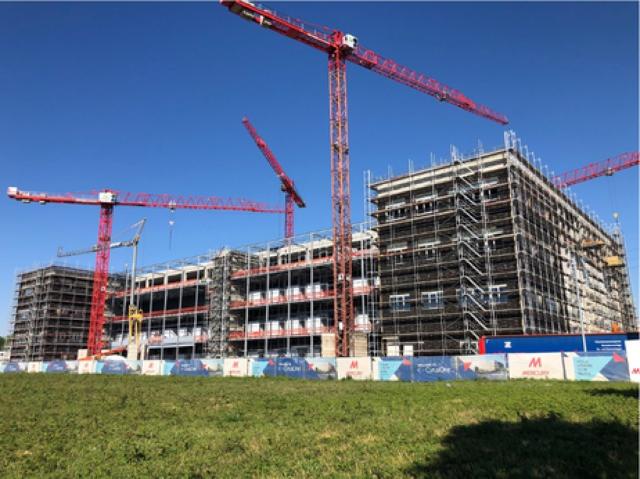 Großbaustelle mit mehreren Kranen in der Rohbau- und Gerüstphase, Archivaufnahme